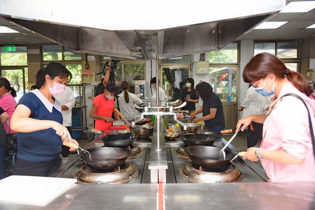 營養午餐更美味 校廚變總鋪師挑戰味蕾