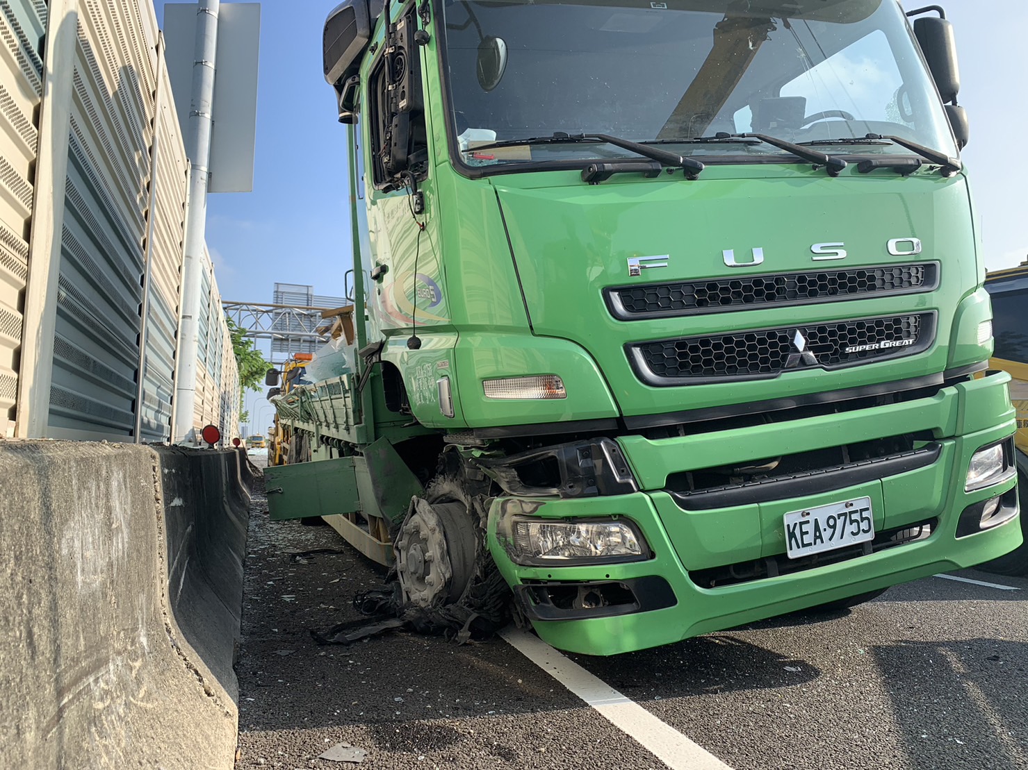 國一大貨車失控撞上護欄碎玻璃噴滿國道